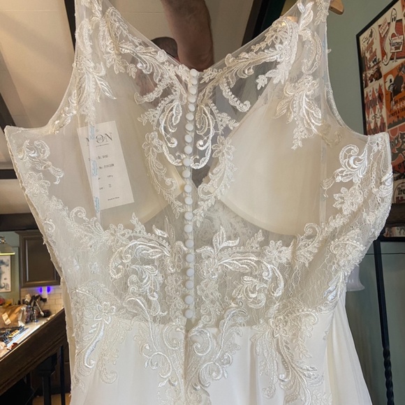 ENCHANTING BY MON CHERI PLUS SIZE WEDDING GOWN SIZE 22 NWT - Picture 8 of 10